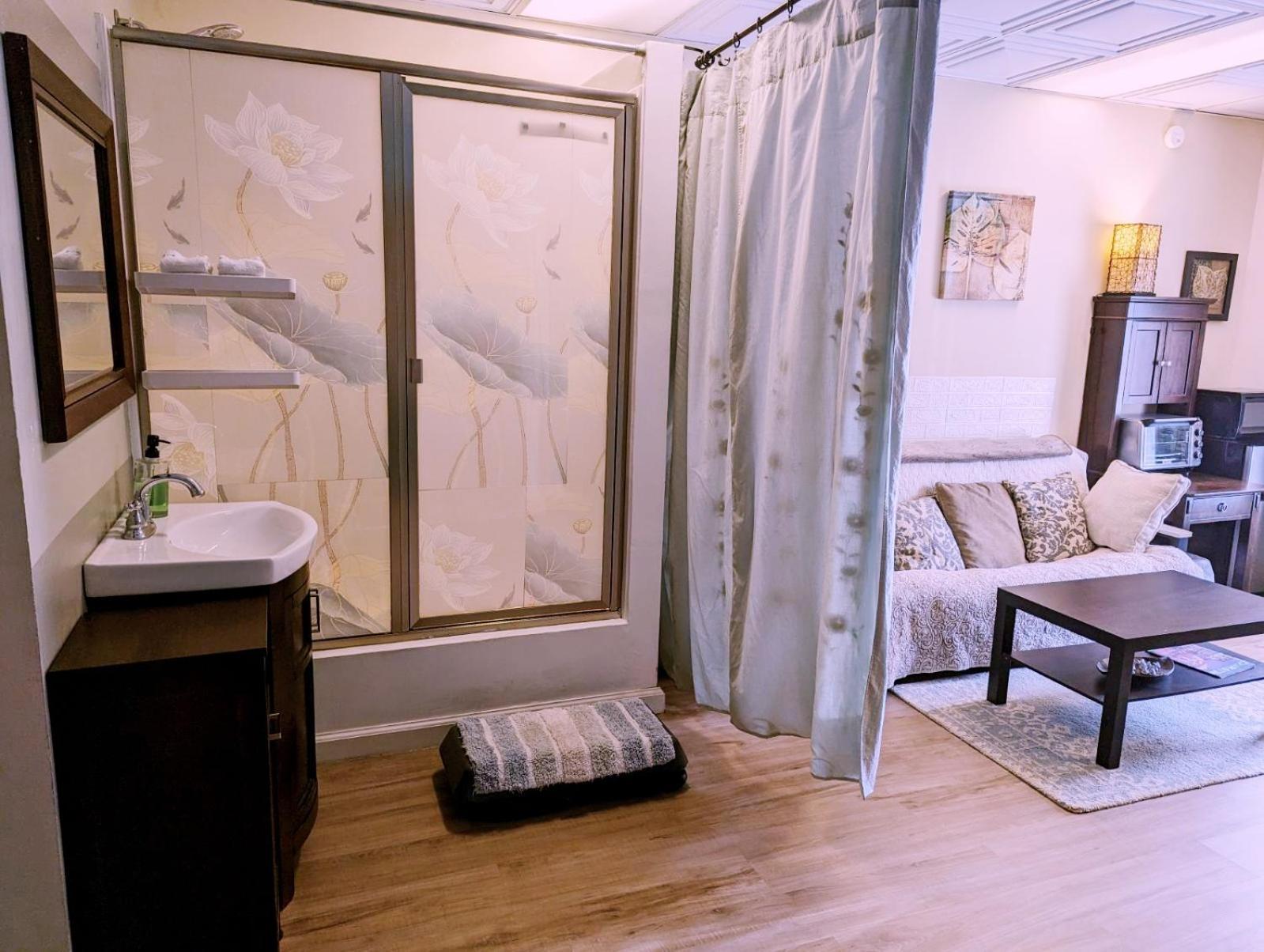 Uptown Area, Cozy King Suite, Quiet And Private, Free Parking, Walk To Restaurants Charlotte Luaran gambar