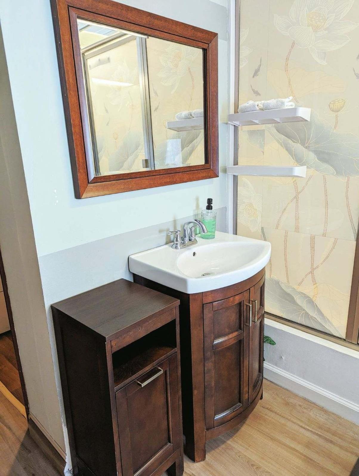Uptown Area, Cozy King Suite, Quiet And Private, Free Parking, Walk To Restaurants Charlotte Luaran gambar
