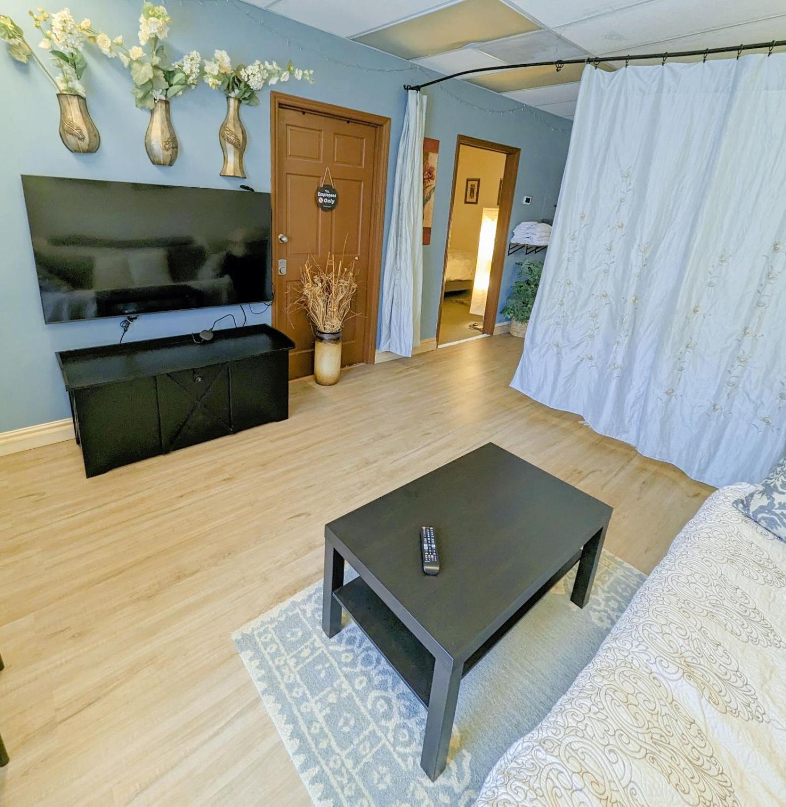 Uptown Area, Cozy King Suite, Quiet And Private, Free Parking, Walk To Restaurants Charlotte Luaran gambar